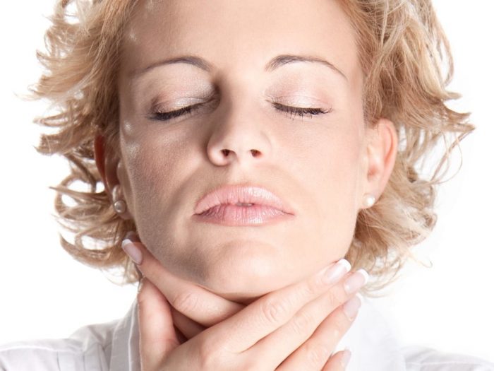 21 Effective Home Remedies for Sore Throat Organic Facts