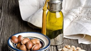 9 Amazing Benefits of Argan Oil for Skin, Hair & Health