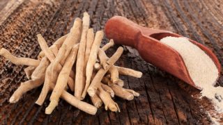 A close-up picture of ashwagandha and ashwagandha powder