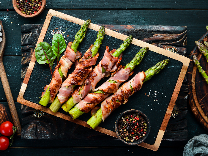 Asparagus baked with bacon and spices