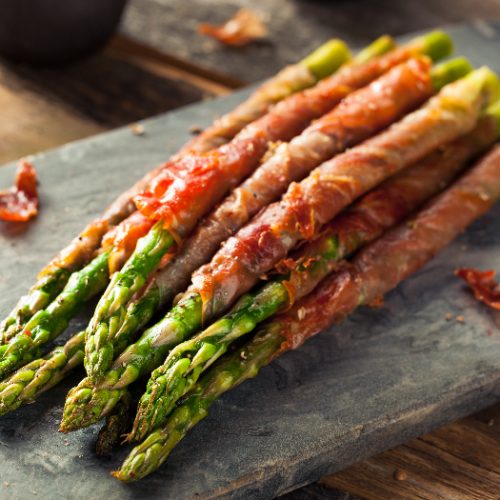 Prosciutto-wrapped asparagus with salt and pepper