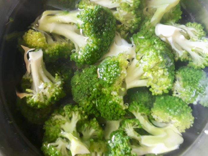 Immerse the broccoli florets in cold water for 2 minutes