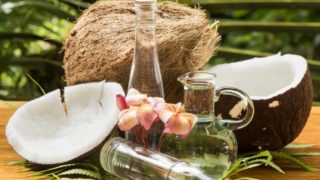 6 Effective Ways to Use Coconut Oil for Dandruff