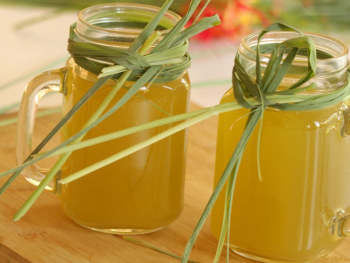 Lemongrass tea in two jars on a table