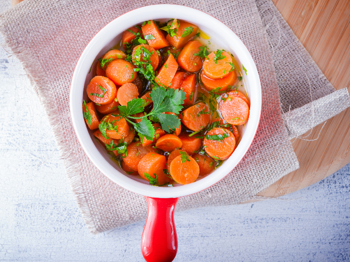 Baby carrots cooked with garlic, honey and parsley