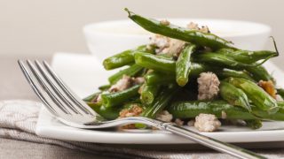 Grilled green beans, cheese and walnut salad with white sauce