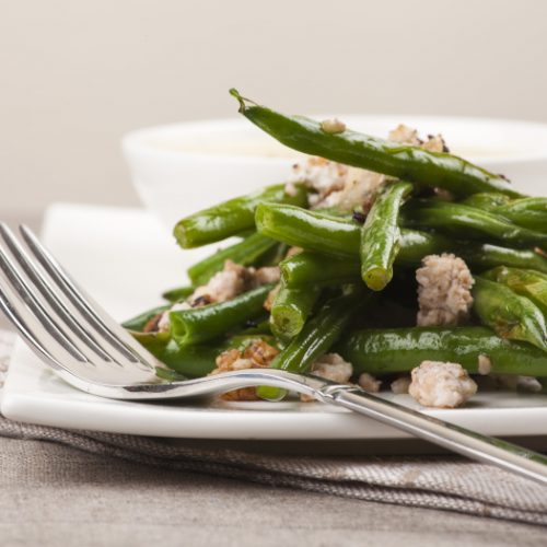 Grilled green beans, cheese and walnut salad with white sauce