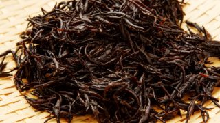 Hijiki seaweed that has been soaked, on a cane background