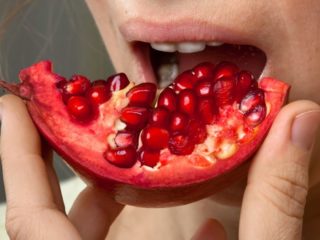 pomegranate seeds eat organic benefits
