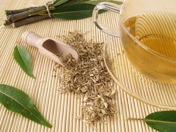 Tea with willow bark, dried willow bark, and leaves